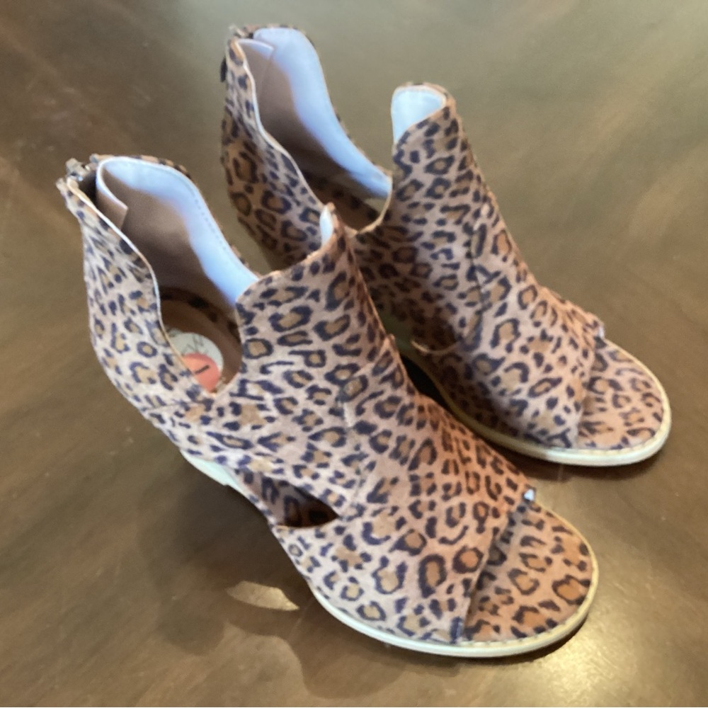 Jolie WN SZ 7 Cheetah Wedge Heels NEW